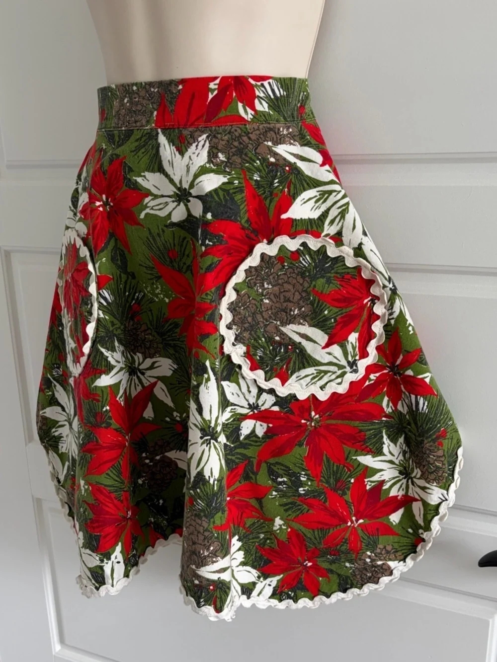 Vintage 1950s 1960s Handmade Poinsettia Christmas Apron Holiday Tie Waist